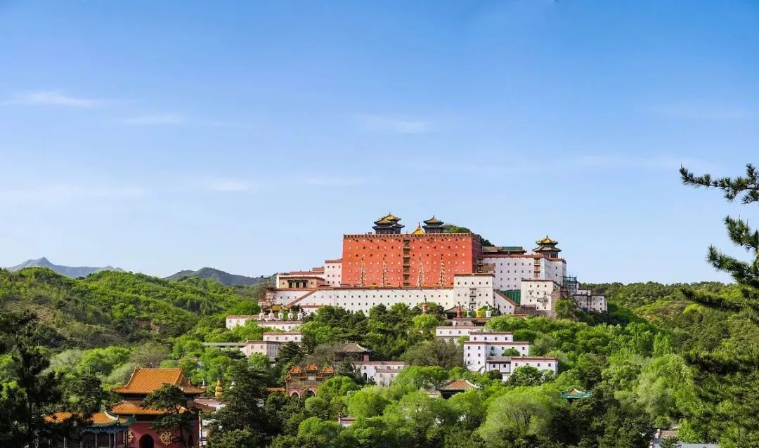 承德古城庭院,阳光下的古装沉思瞬间