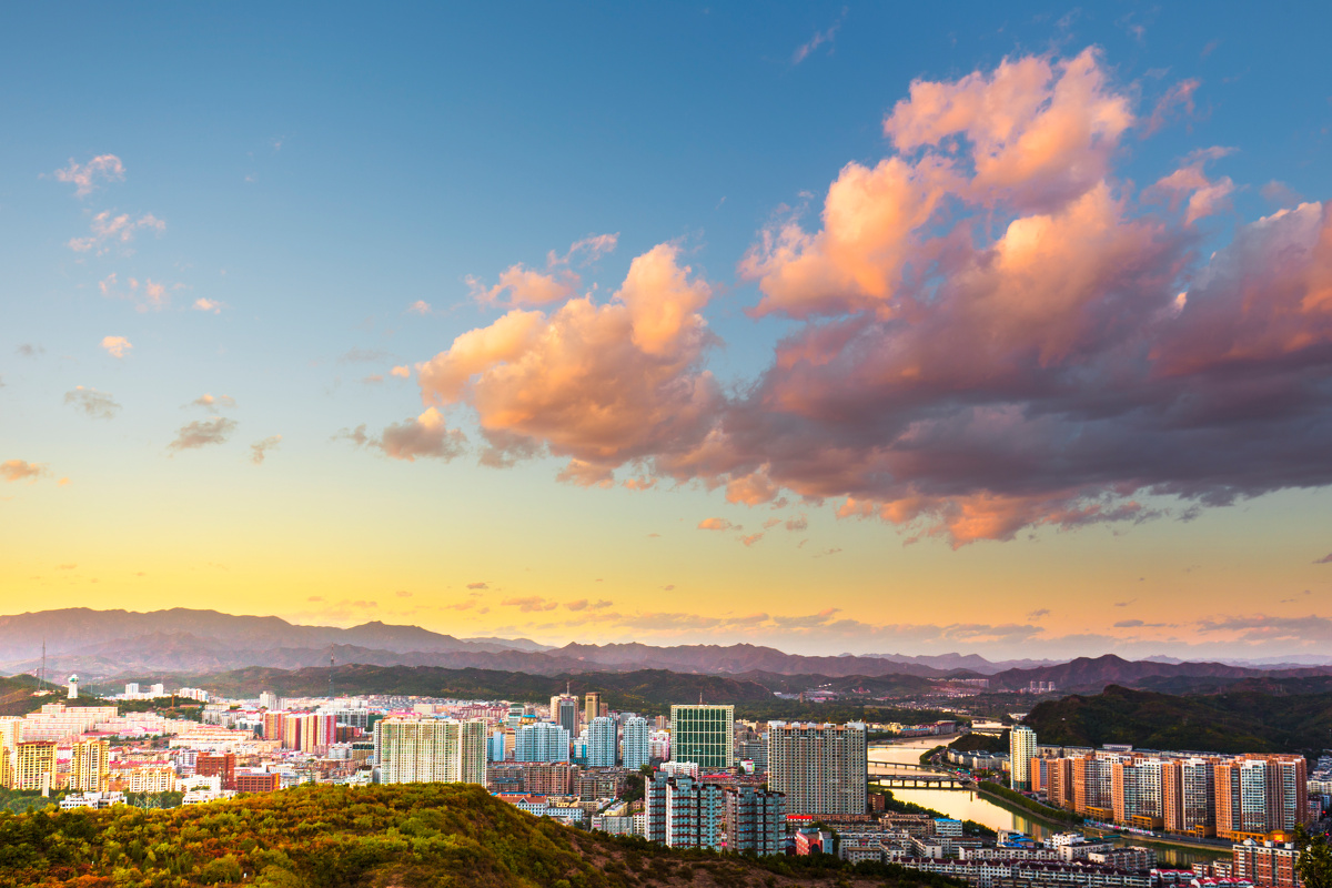 承德古城庭院，阳光下的古装沉思瞬间