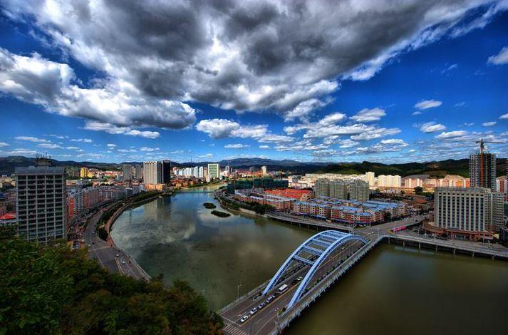 承德古城庭院,阳光下的古装沉思瞬间